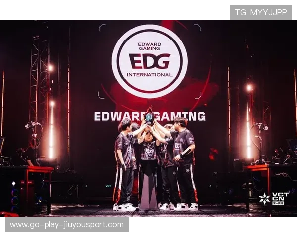 EDG训练中多次展示强势团战